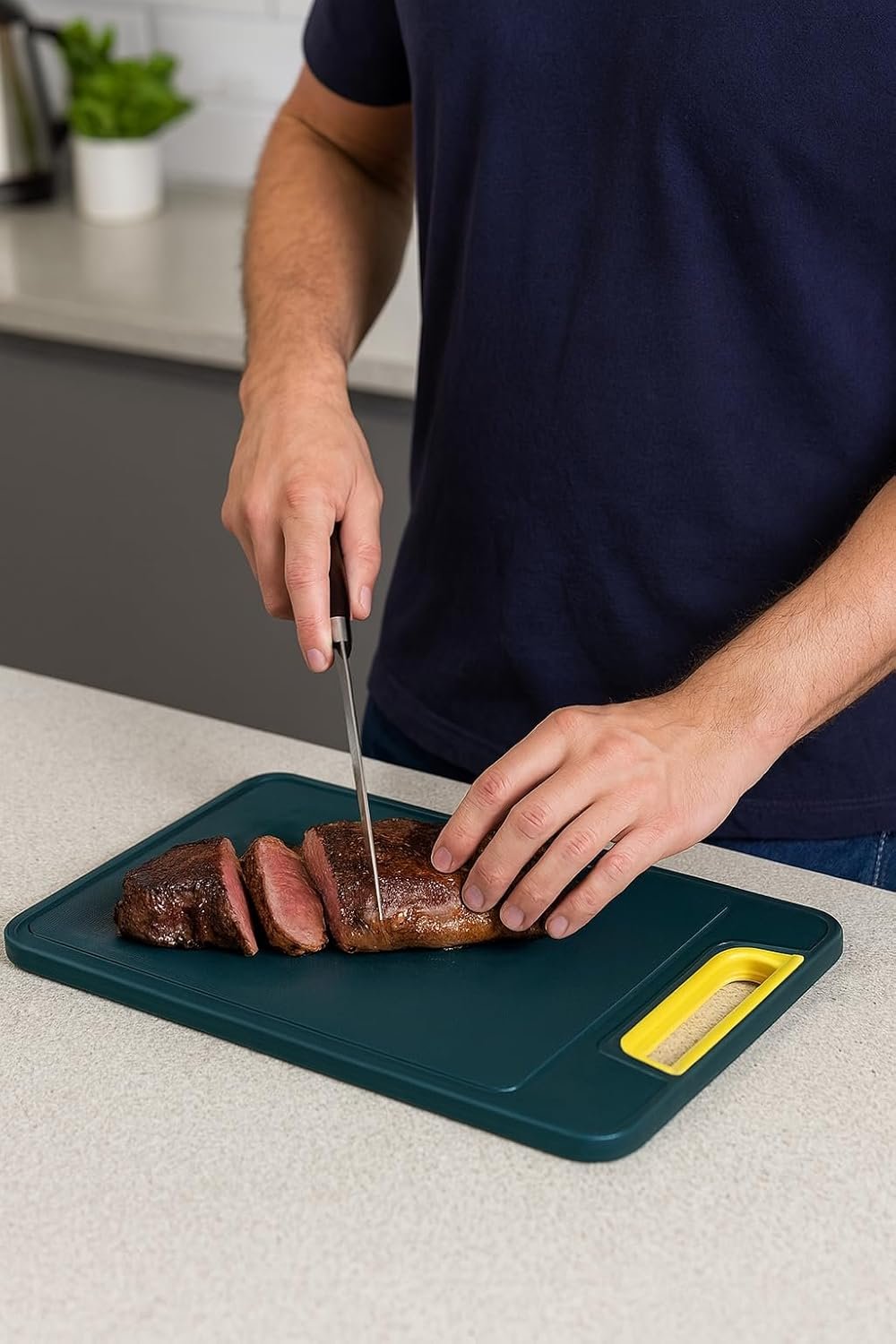 Tábua de Corte Premium Antibacteriana – Polietileno Resistente, Não Mancha e Não Deforma | Ideal para Carnes, Legumes e Cozinha Profissional | Alça Ergonômica, Super Higiênica e Fácil de Limpar - Imagem 5