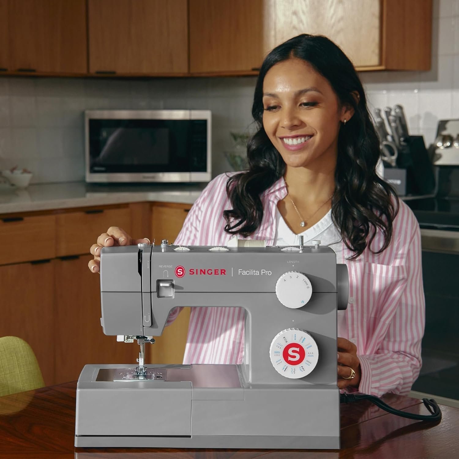 Máquina de Costura Singer Facilita Pro 4423 Mecânica 127 Volt | 23 Pontos, Motor Potente, Estrutura de Metal, Braço Livre, Base de Aço Inox, 1100 ppm | Ideal para Tecidos Pesados e Projetos Criativos - Imagem 3