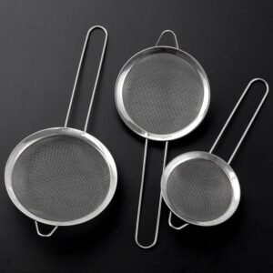 Kit 3 Peneiras de Cozinha Inox com Alça – Tamanhos 8cm, 10cm e 12cm – Para Coar, Peneirar e Lavar Alimentos – Resistente e Fácil de Limpar