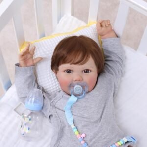 Boneca Bebê Reborn Realista Menino 60cm Corpo de Algodão Silicone Pintado Macacão Cinza com Acessórios
